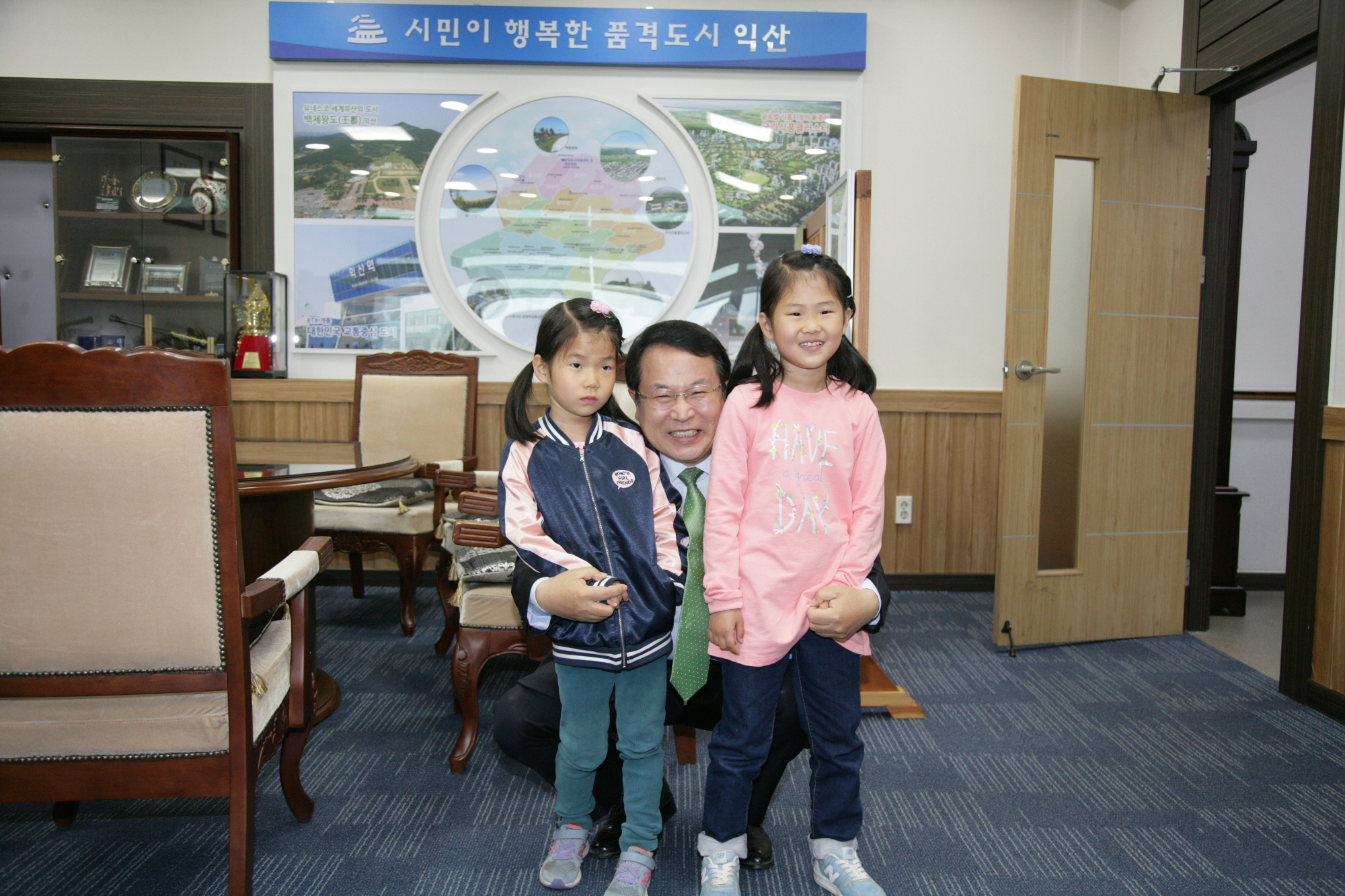 4월18일 꼬마 화가 박서연양 정헌율 익산시장에 인물화 선물