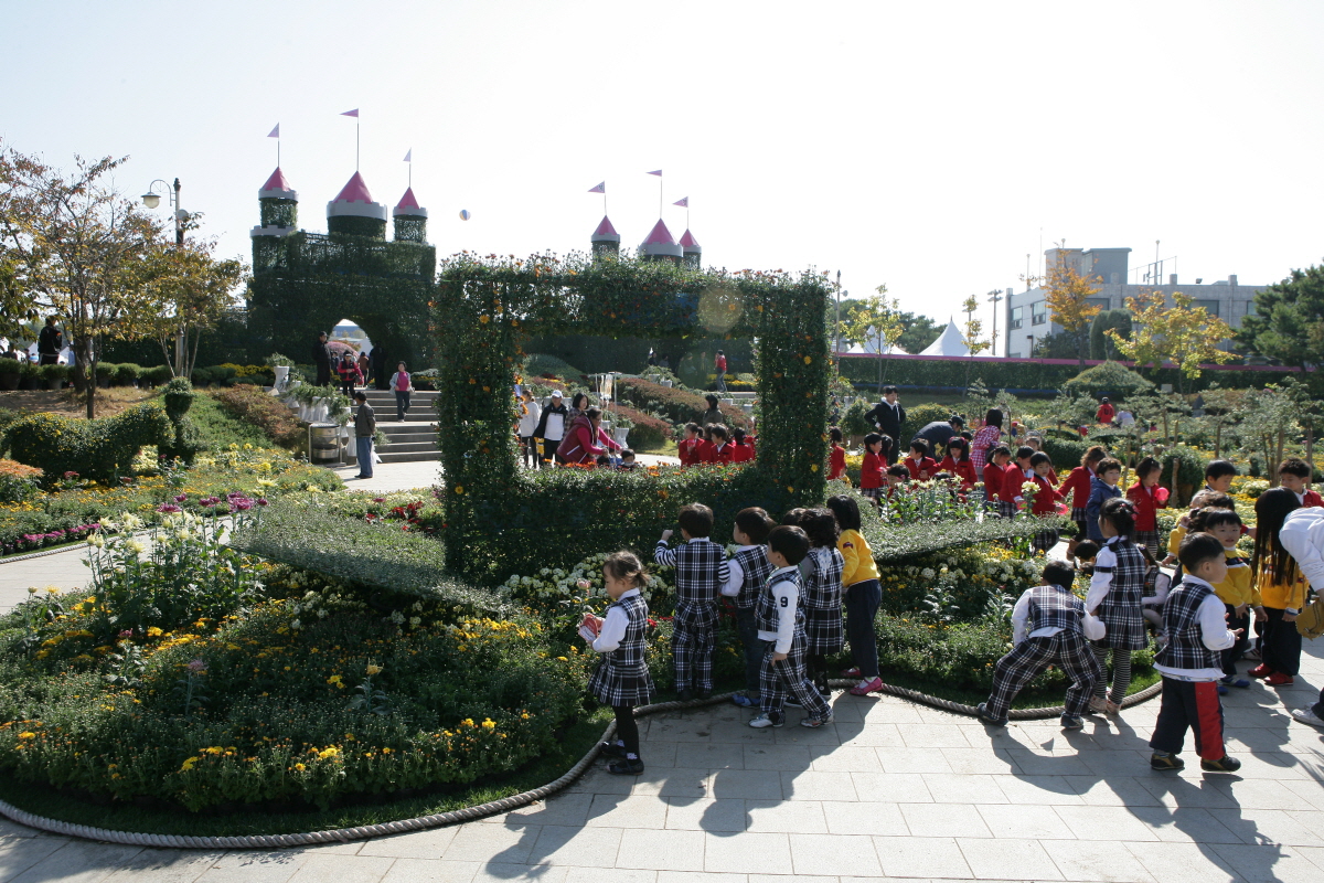 국화꽃 속의 아이들 썸네일