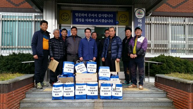 12월 29일 여산면 이장협의회 주민자치위원회 점퍼 성금 전달 썸네일