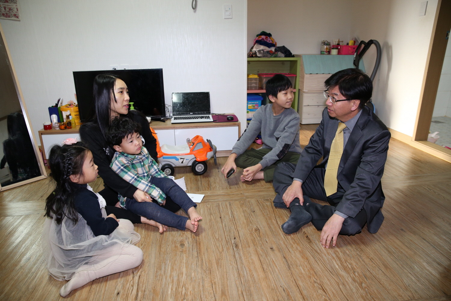 2월5일 익산시장 권한대행 한웅재 부시장, 설맞이 다둥이 가정 격려 썸네일