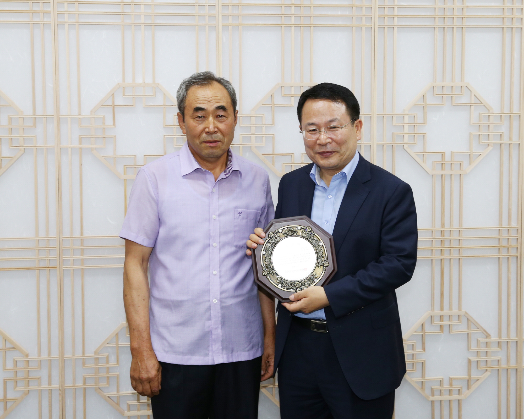 6월27일 여산면 주민 정헌율 시장에 감사패 전달 썸네일