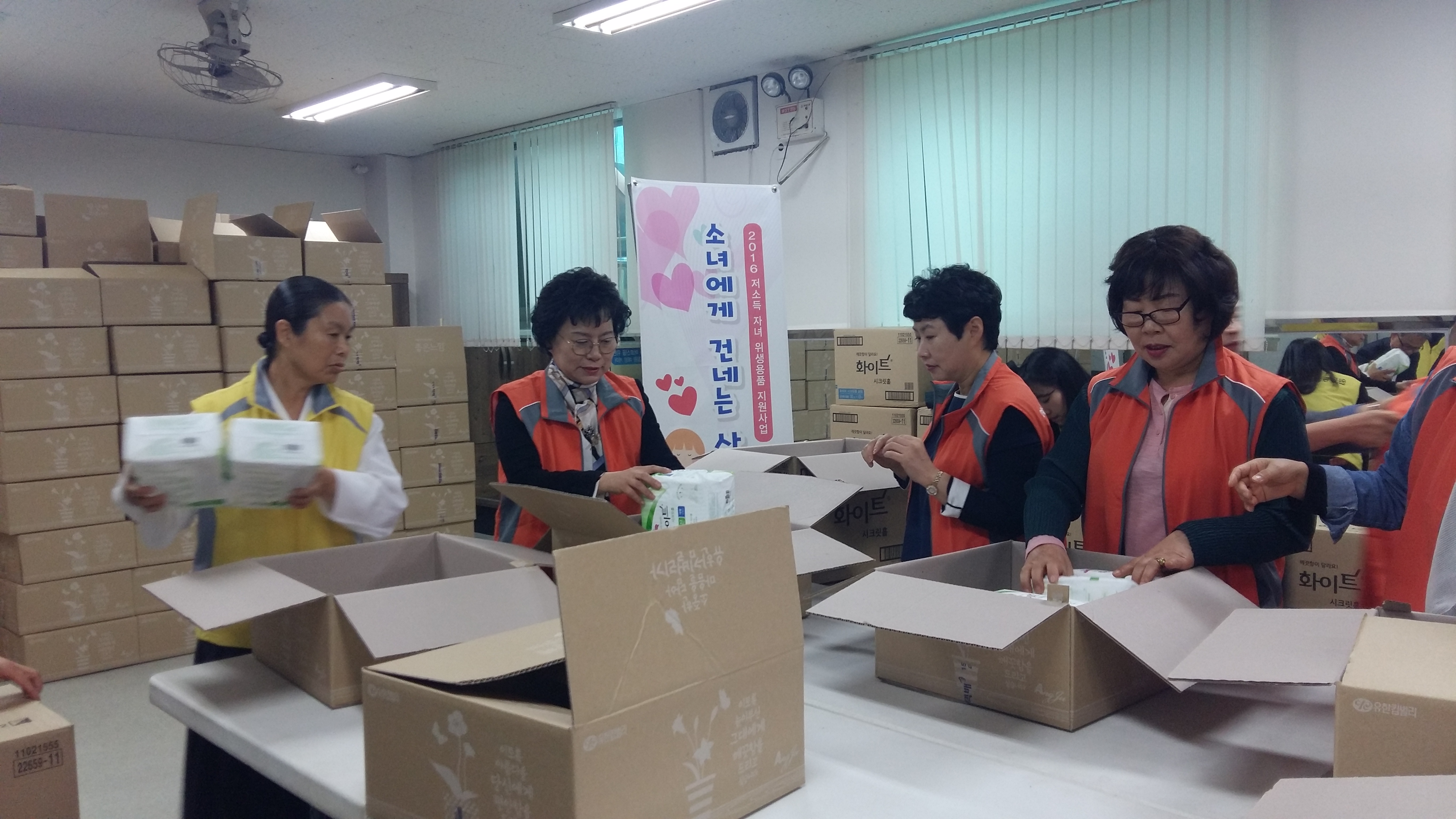 10월11일  여성청소년 390명에 위생용품 지원 썸네일