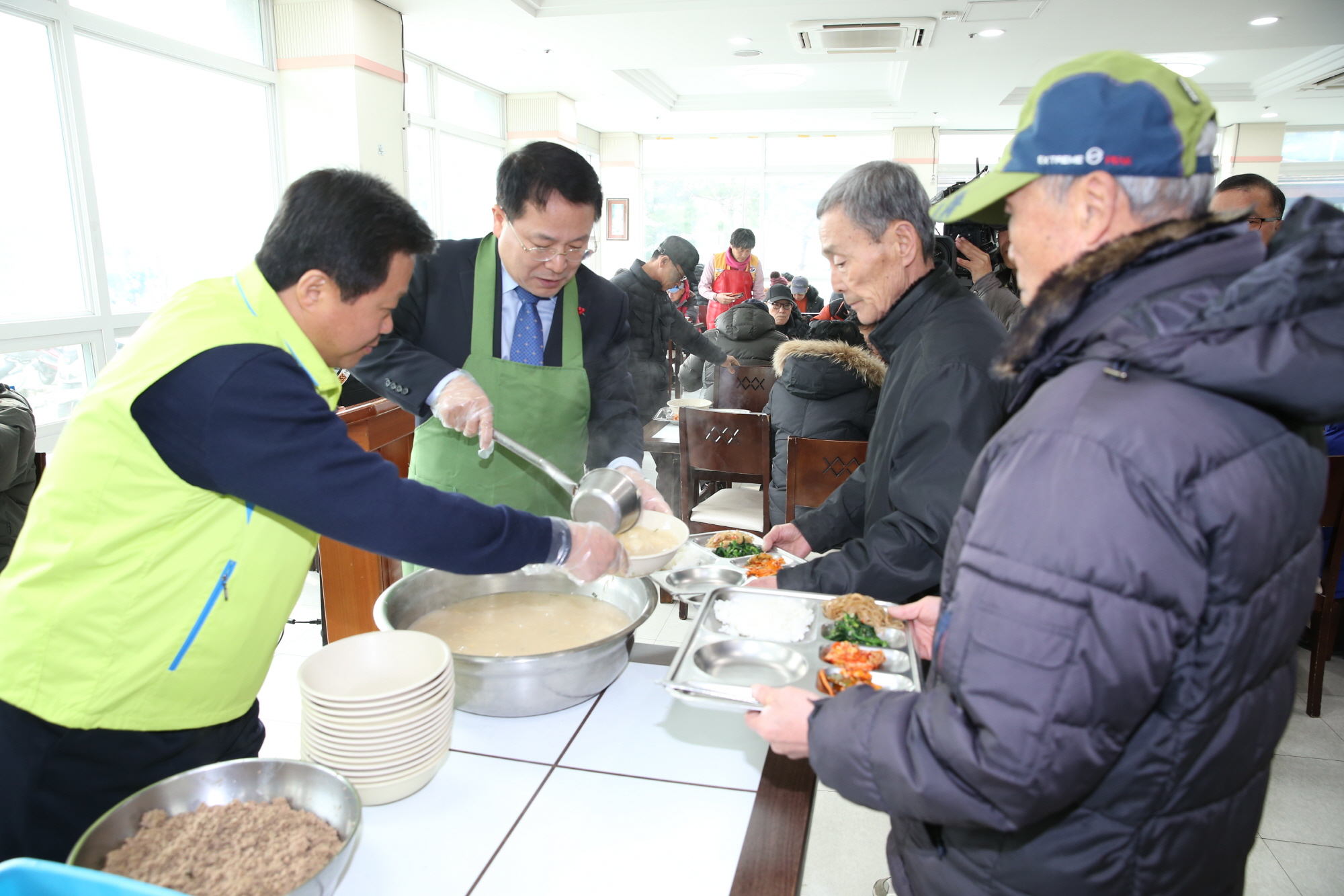 1월18일  전북은행, 설맞이 선물꾸러미 전달 및 노인종합복지관에서 떡국행사도 함께 열려 썸네일