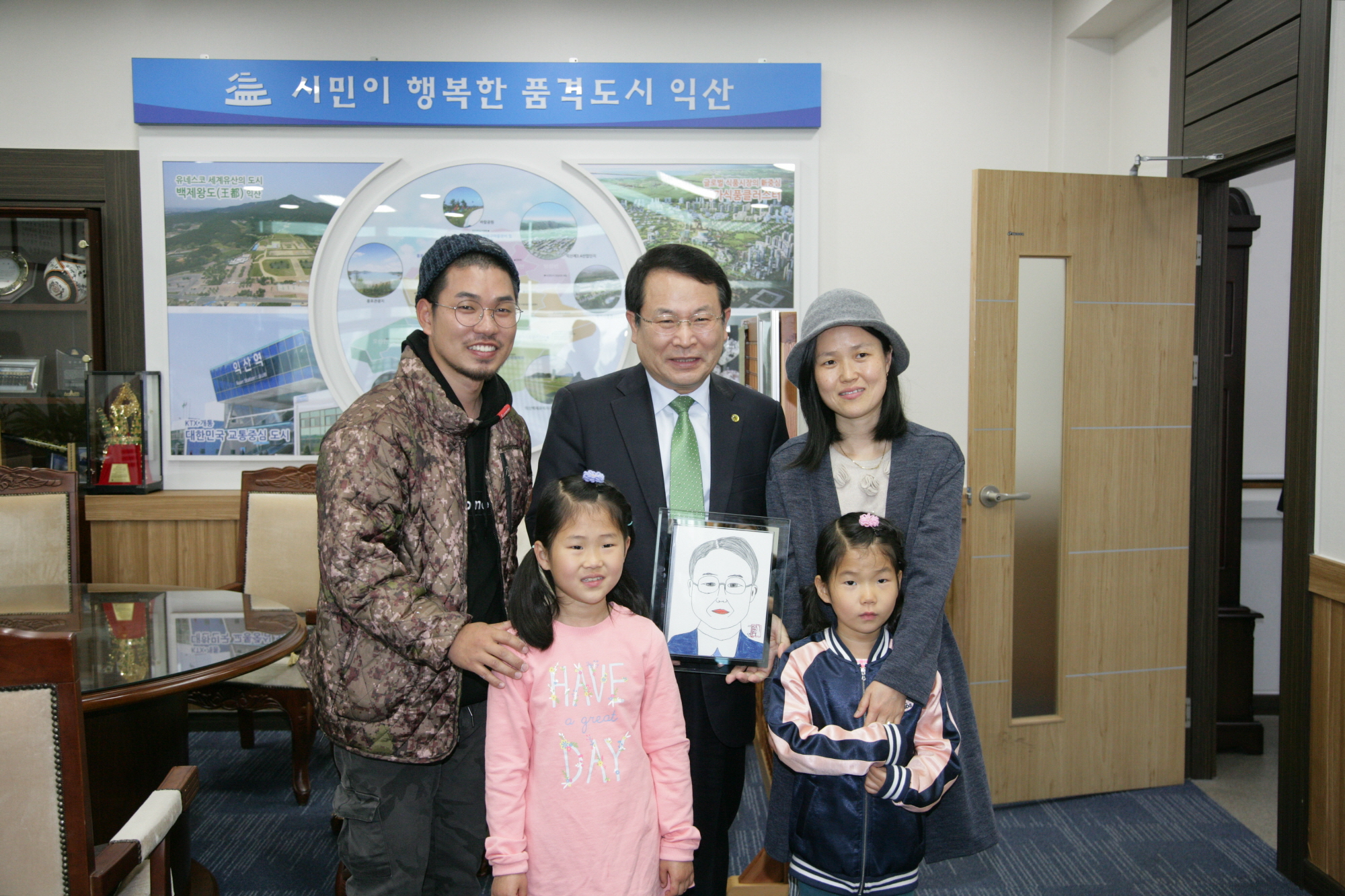 4월18일 꼬마 화가 박서연양 정헌율 익산시장에 인물화 선물 썸네일