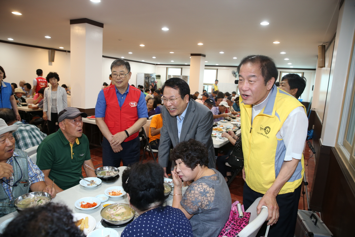 7월18일 (주)하림, 소외계층 어르신 350명 초청 '사랑의 삼계탕 나눔'행사 진행 썸네일
