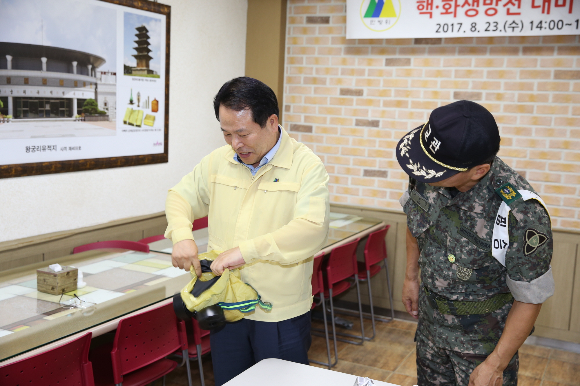 8월23일 민방공 대피훈련 ‘정헌율 시장 방독면 착용체험’ 썸네일