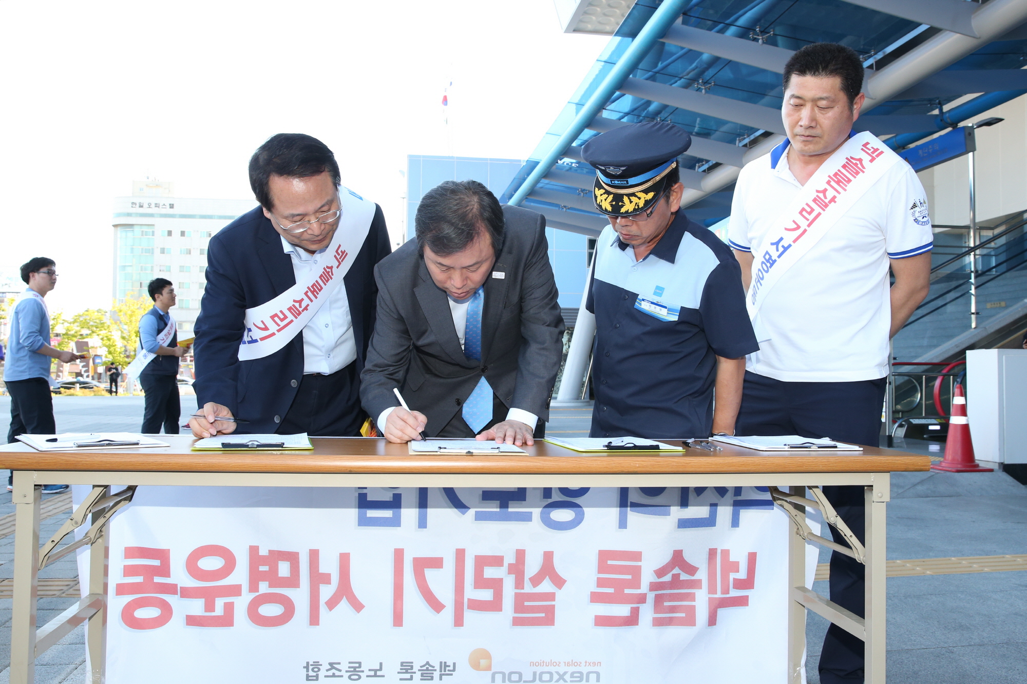 9월13일 정헌율 익산시장, 향토기업 ㈜넥솔론 살리기 범시민 서명운동 동참 썸네일