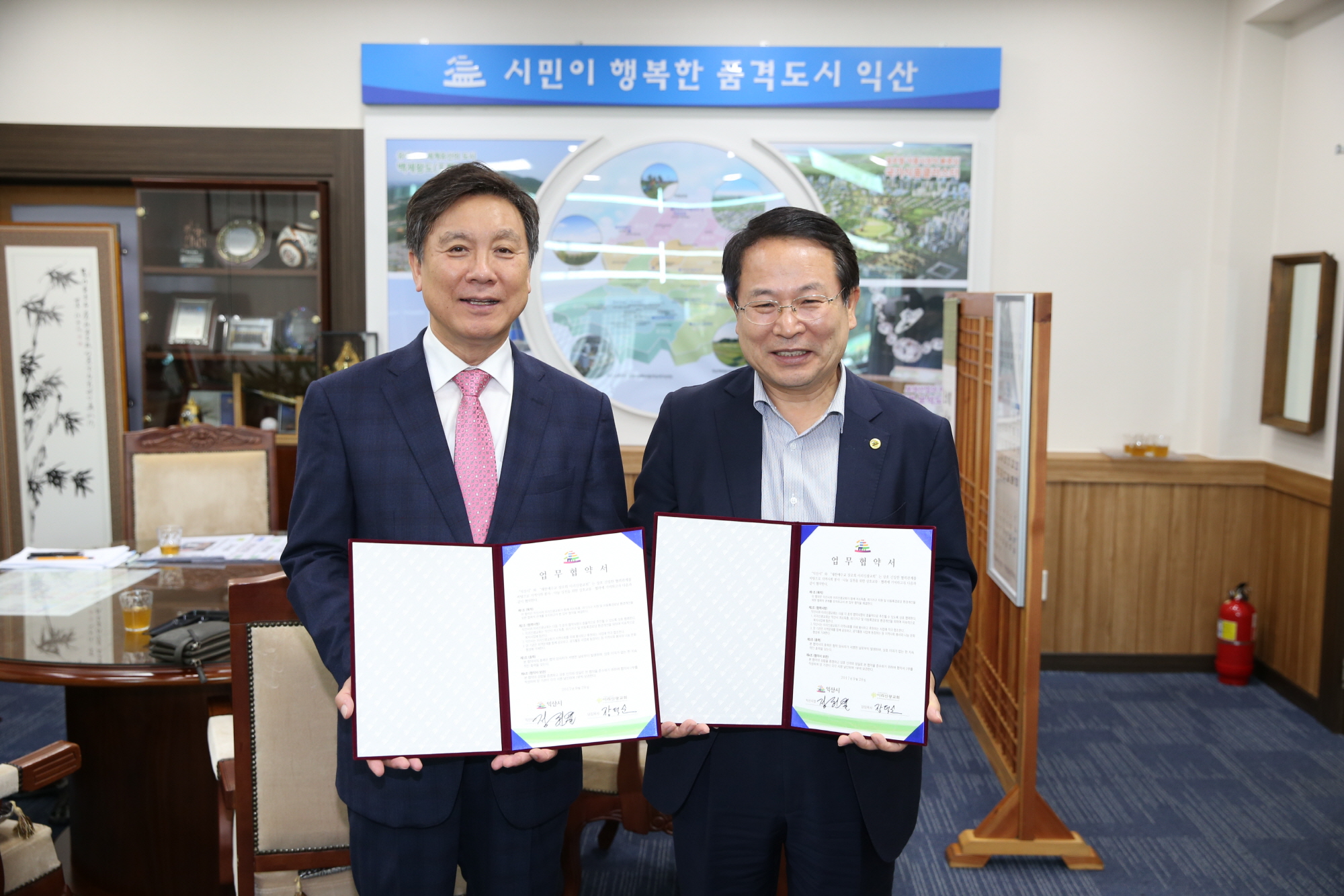 9월28일 이리신광교회 저소득층 위기가정지원 및 미등록경로당 환경개선사업 협약 및 기탁식 썸네일