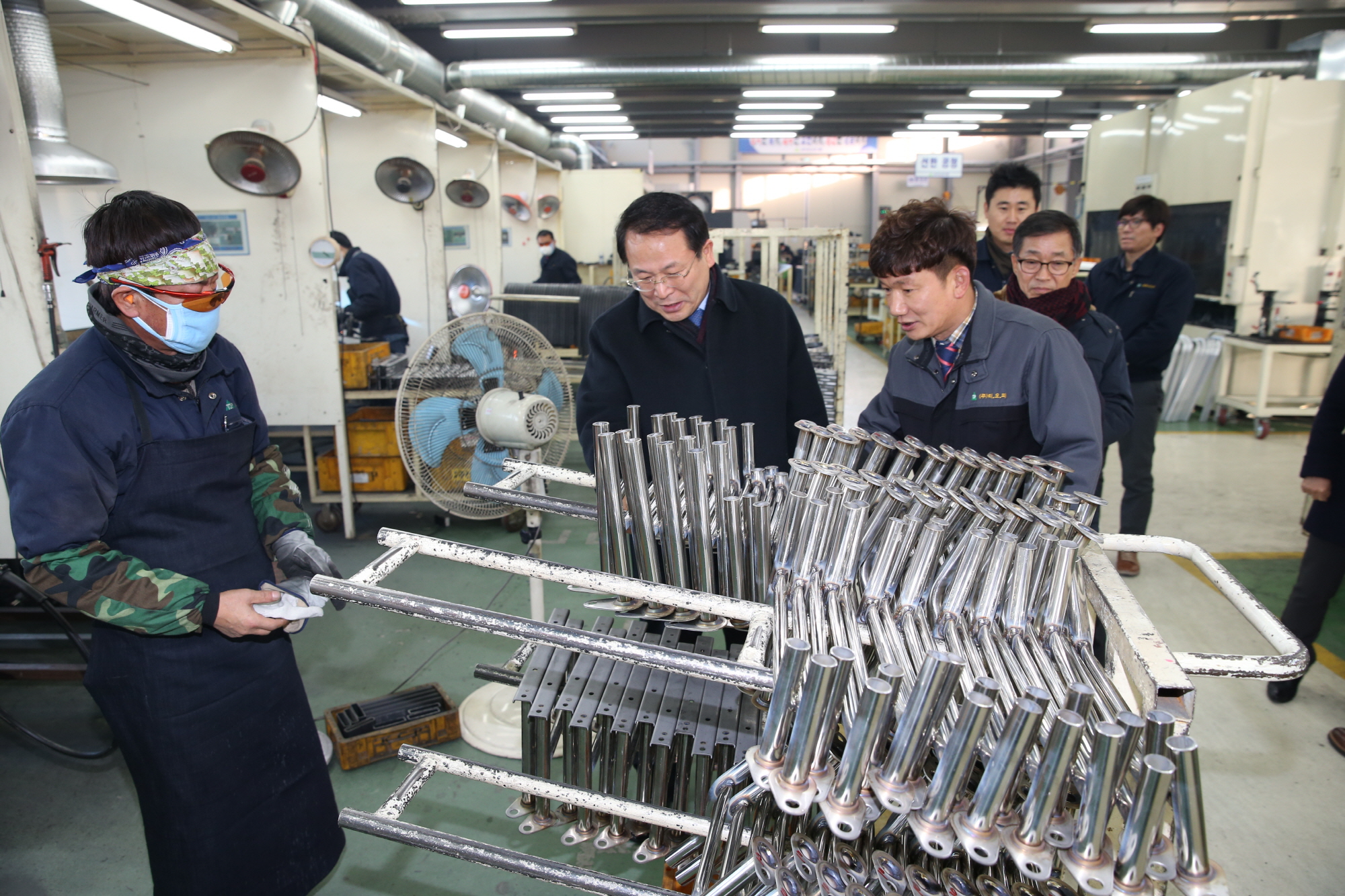 12월26일 향토기업 자동차부품생산 근로자 찾아 격려 썸네일