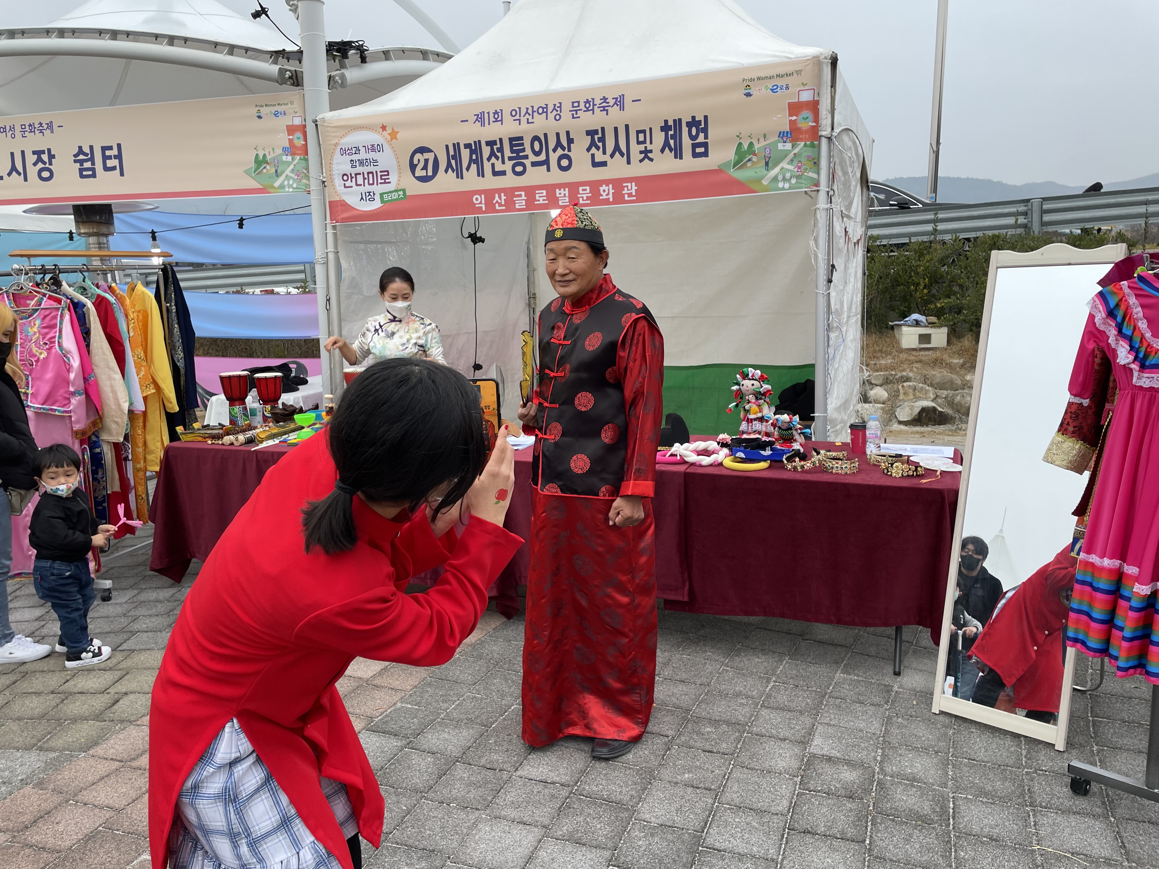 멋쟁이 노신사께서도 중국전통의상 체험 한 컷, 찰칵! 썸네일