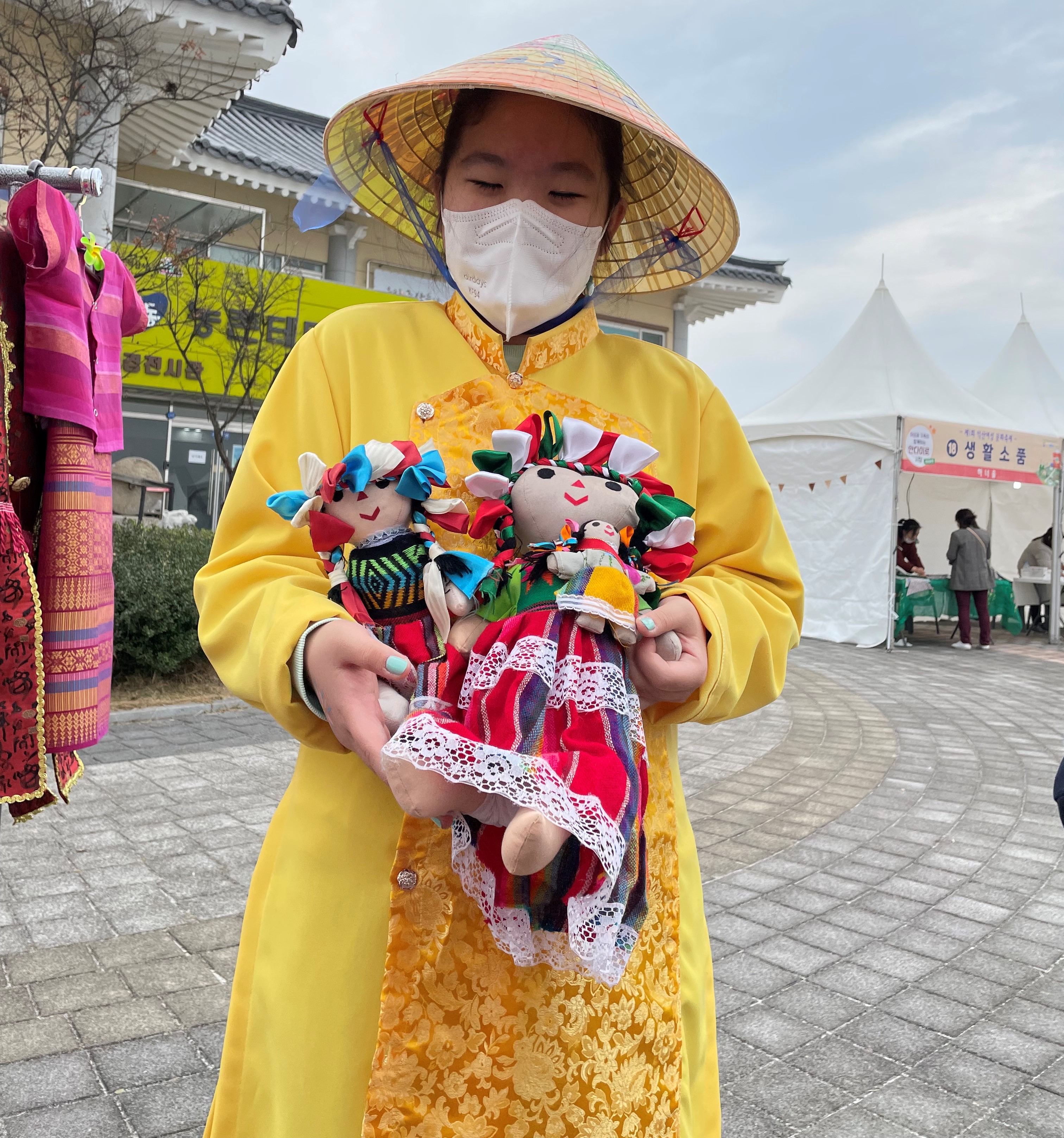 새침떼기 꼬마숙녀도 중국전통의상 체험 한 컷, 찰칵! 썸네일