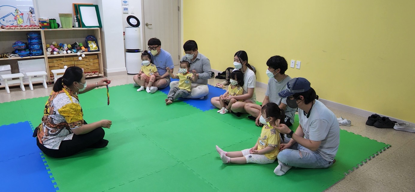 엄마, 아빠와  함께하는 놀이체험 썸네일