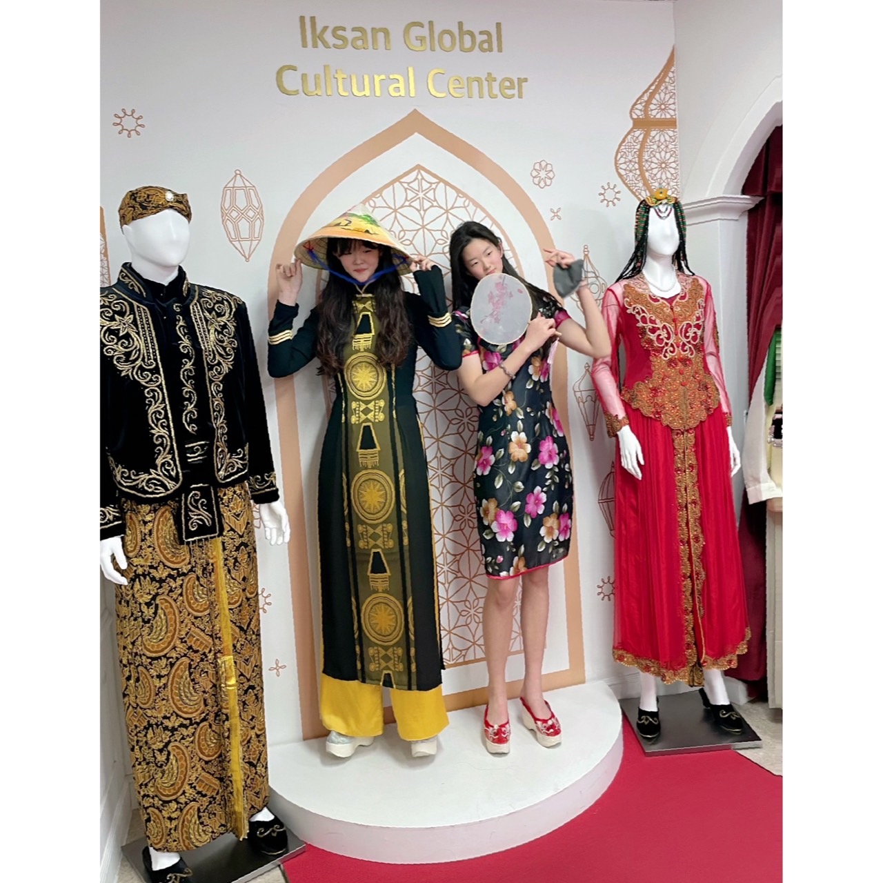 자유관람 및 세계의상체험 썸네일