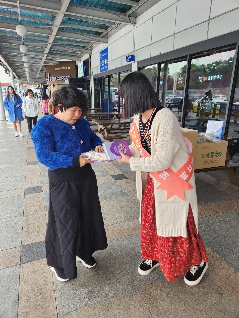 열심히 홍보하고 있는 다문화해설사