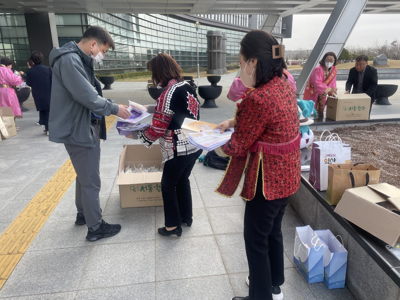 열심히 홍보하고 있는 글로벌문화관 주사님