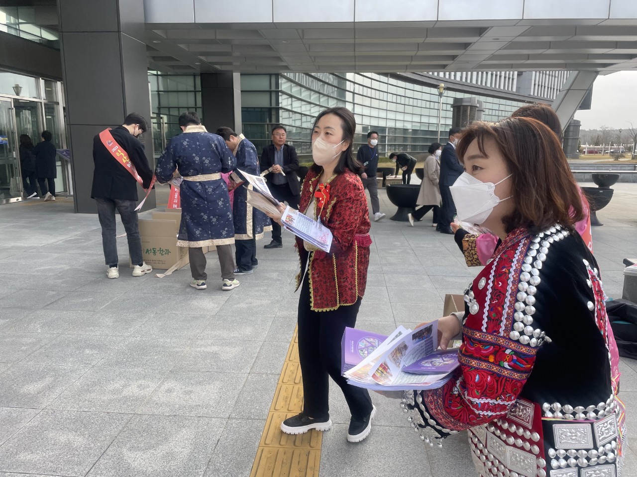 열심히 홍보하고 있는 글로벌문화관 주사님