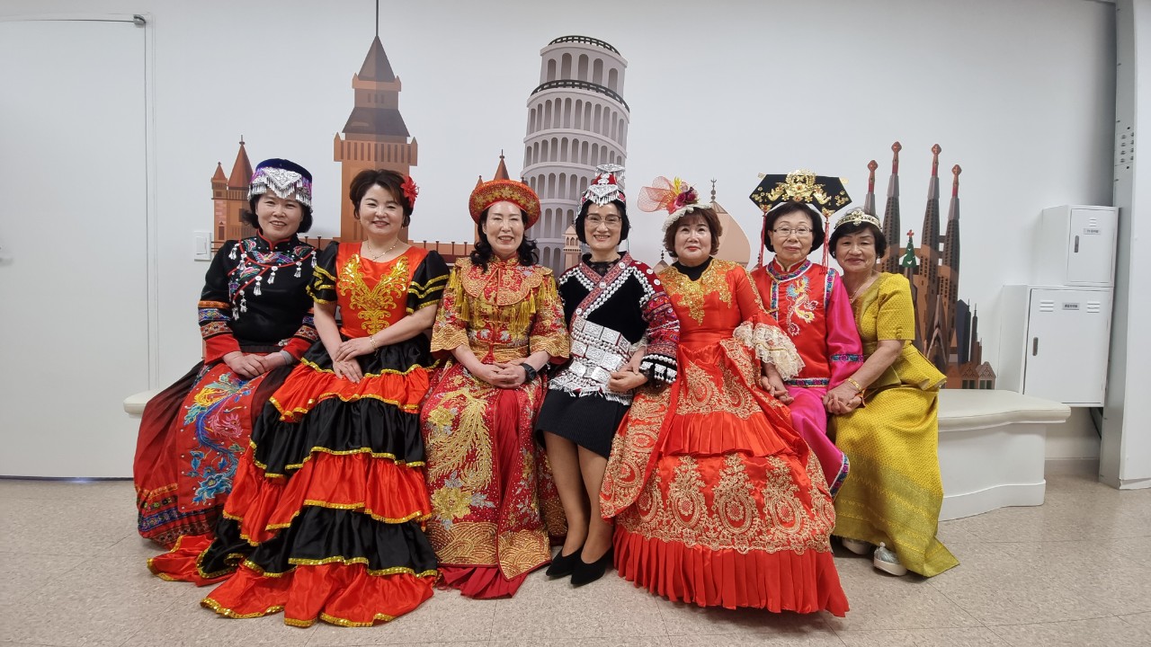 세계전통의상체험 (너무 아름다우세요)