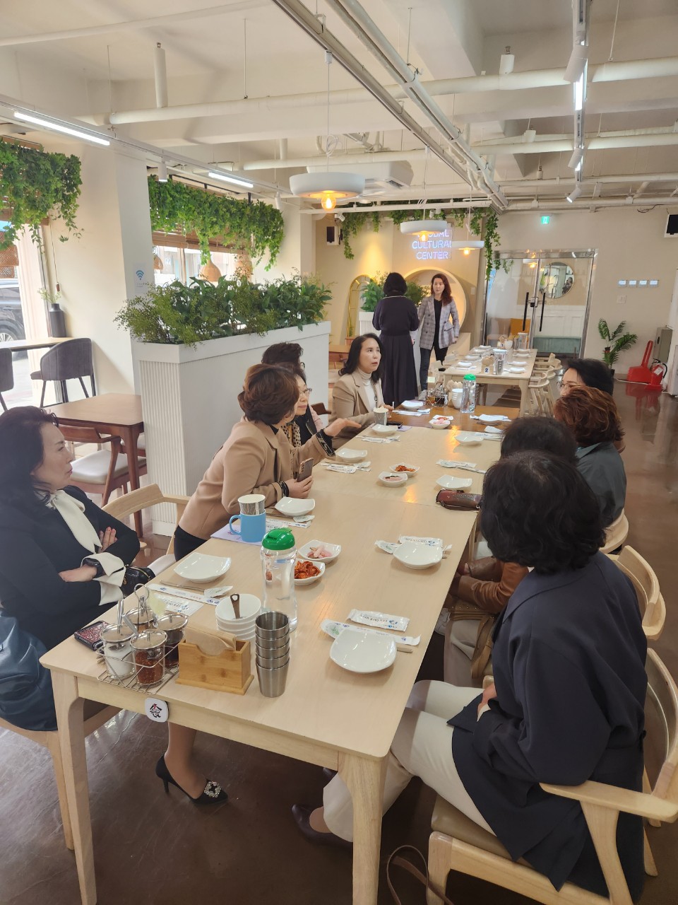 1층 식당에서 맛있는 점심 식사