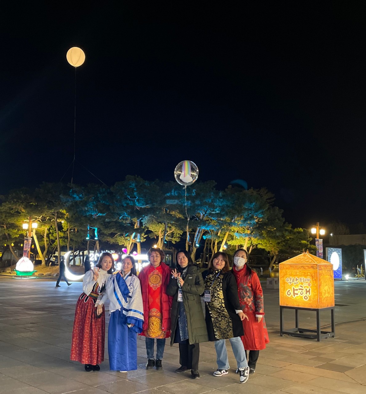 홍보부스 지원팀(다문화해설사) 단체사진