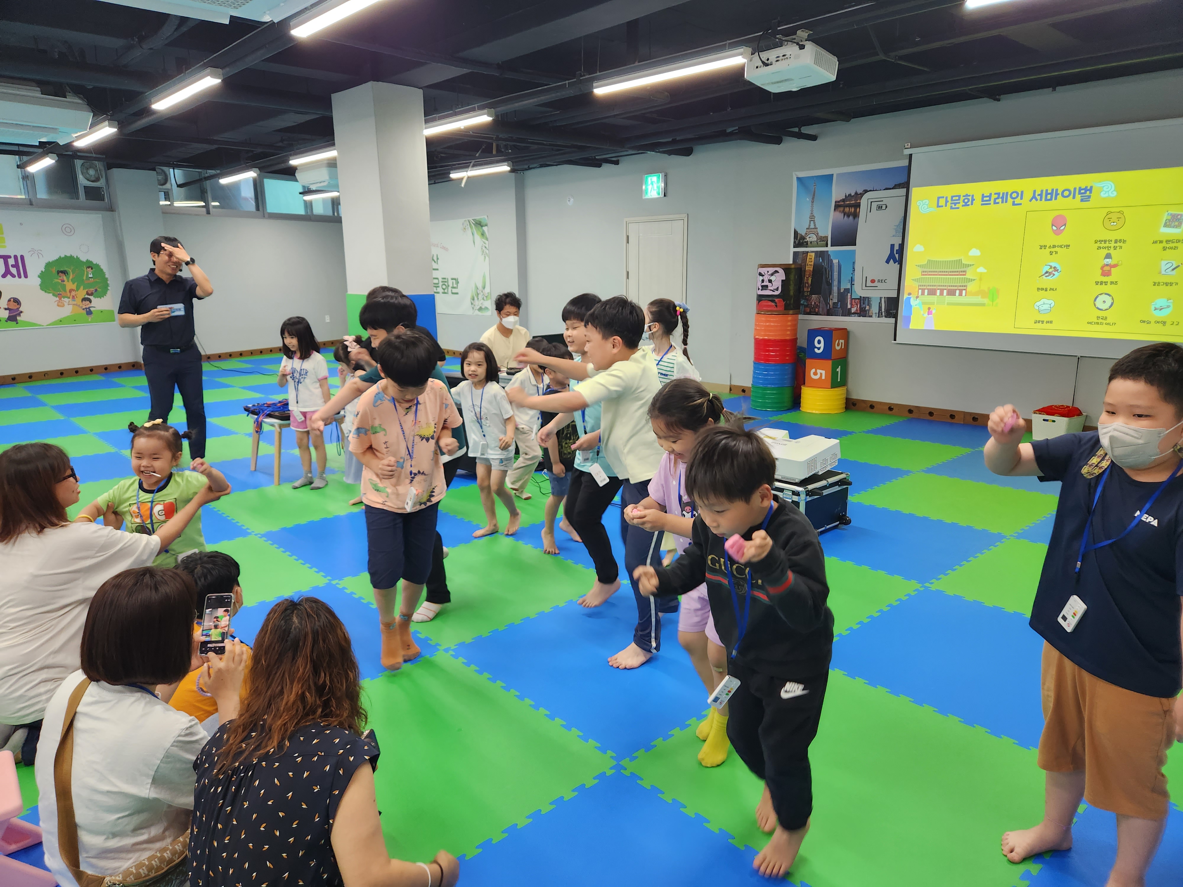 아이들의 함께한 즐거운 게임