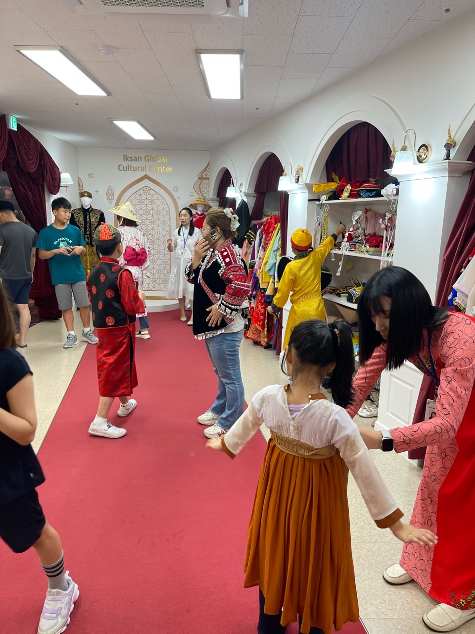 전시관람 및 의상체험