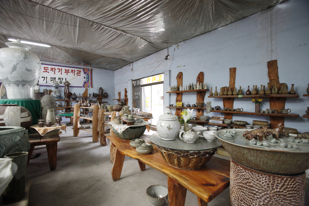 팔봉도자기마을실내8.jpg