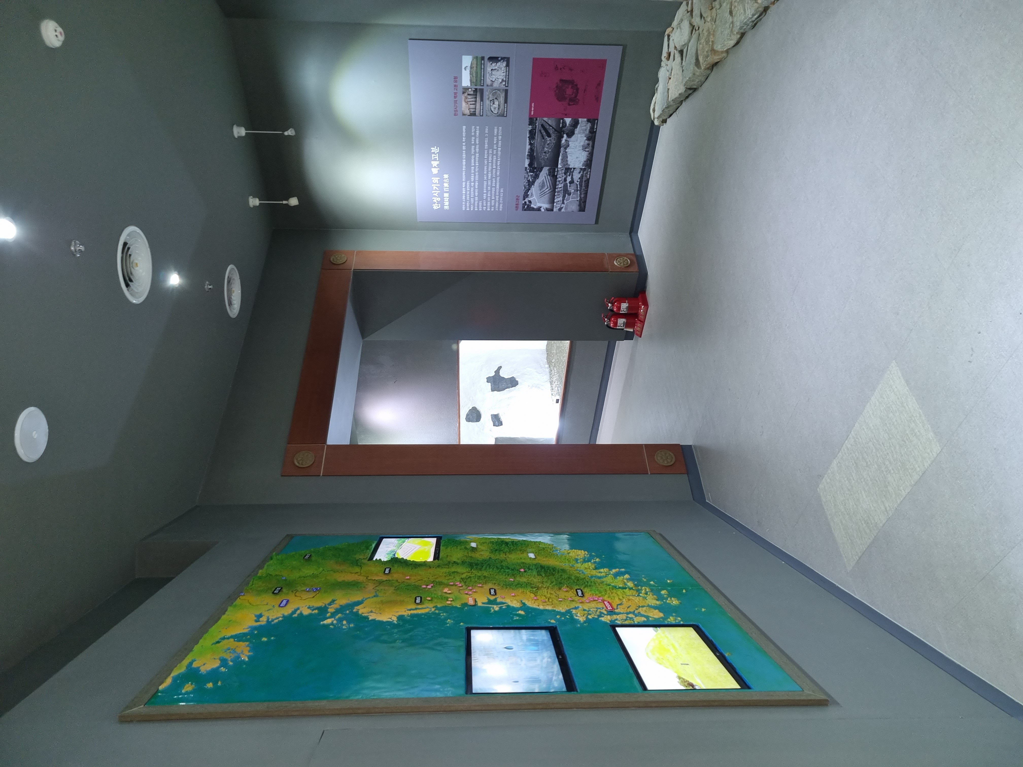 입점리고분전시관실내3.jpg