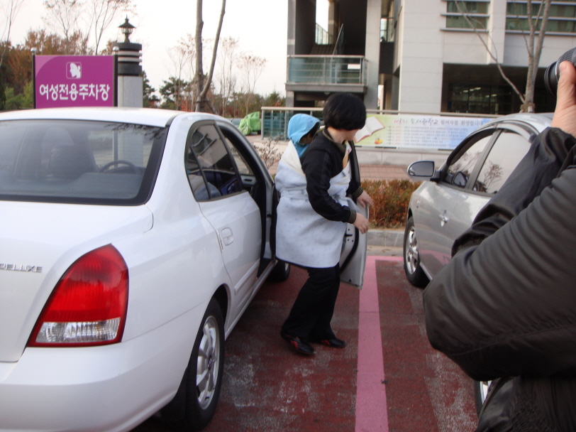 여성우선주차장에서 내리기[1].JPG