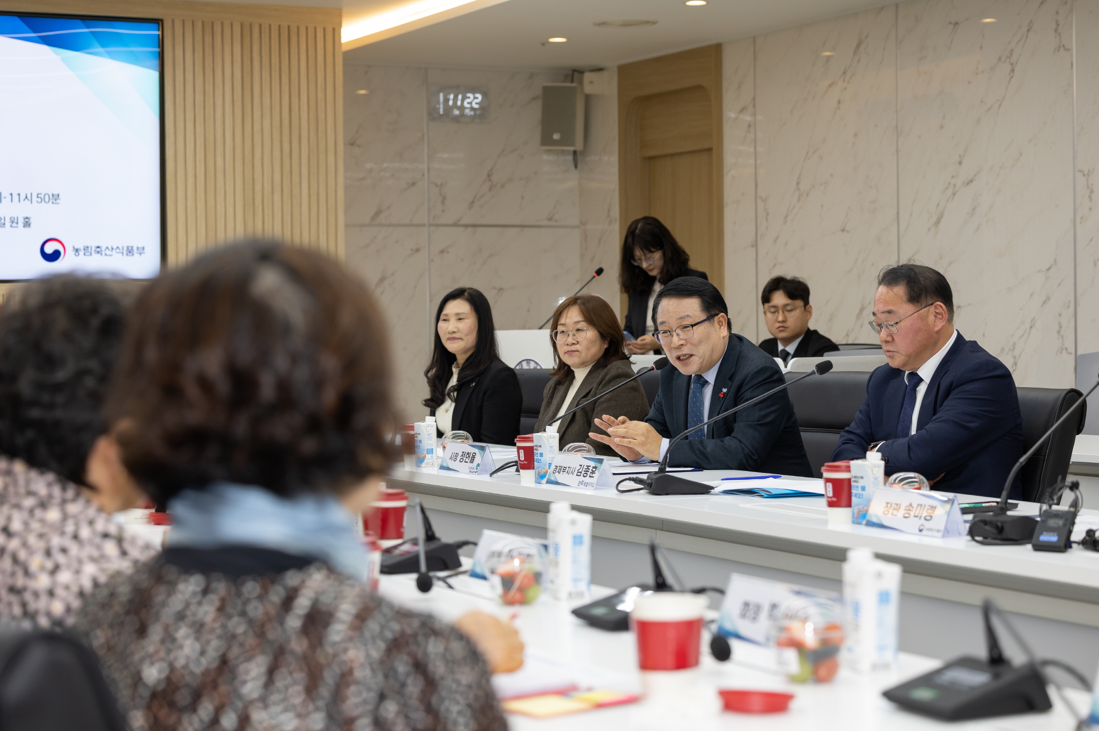 1_정헌율 시장_송미령 장관에_익산 치킨벨트_건의(1월 15일 여성농업인 정책 간담회 2).jpg