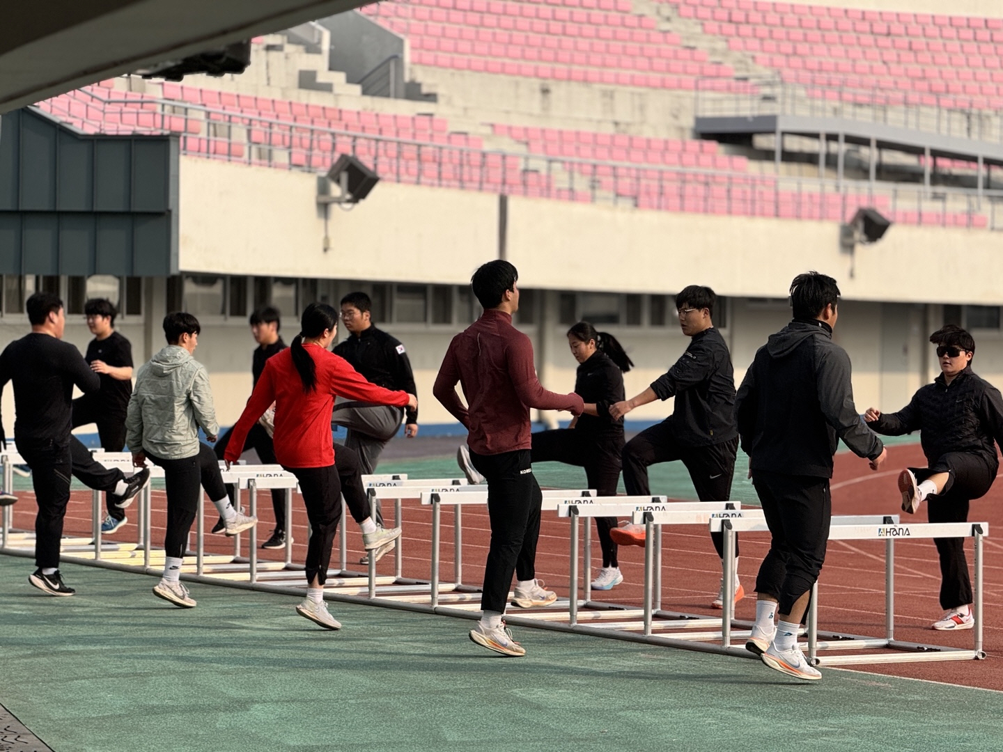 3_전국 선수단 집결_익산시,_동계 전지훈련지로 각광(지난해 익산에서 열린 육상 국가대표 후보 청소년·꿈나무 전지훈련).jpg