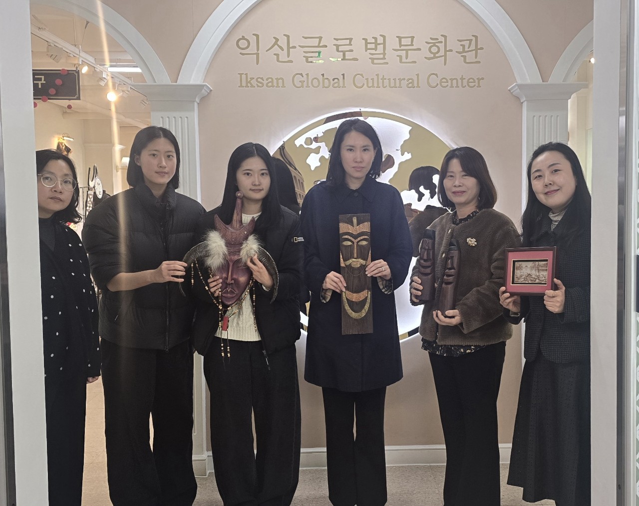 3_ 세계 각국 기념물, 익산글로벌문화관에 둥지 2.jpg