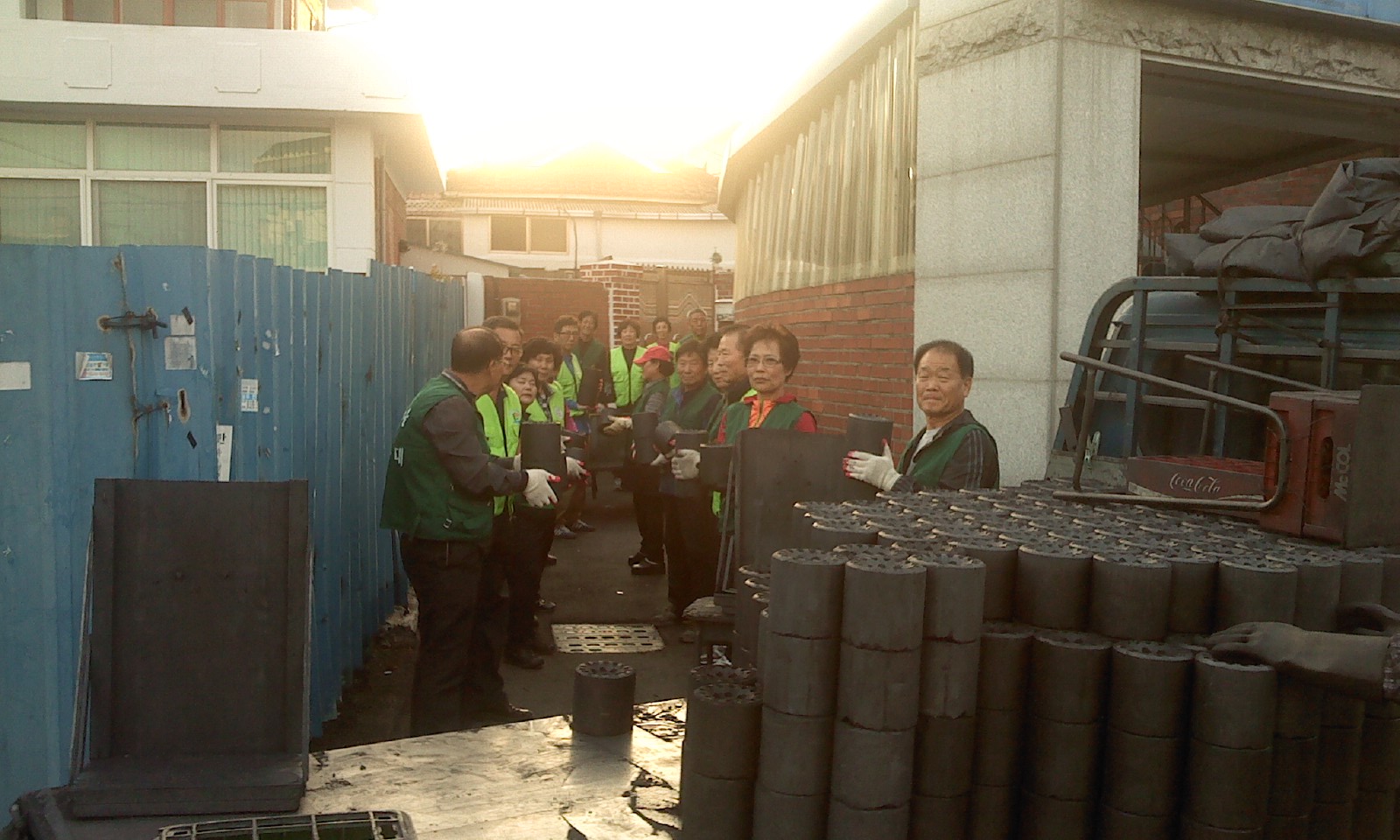 주민자치위원회-연탄배달 자원봉사 썸네일