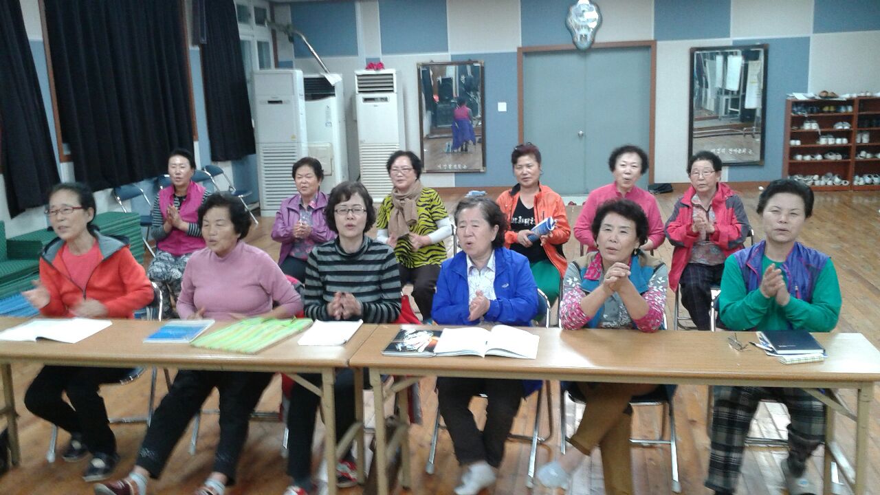 주민자치프로그램(노래교실 수업중) 썸네일