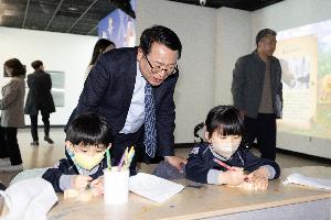 정헌율 익산시장, 유아동물친화체험 현장 찾았다