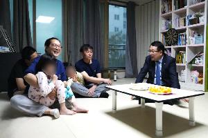 정헌율 익산시장, 9남매 가정에 특별한 응원 방문