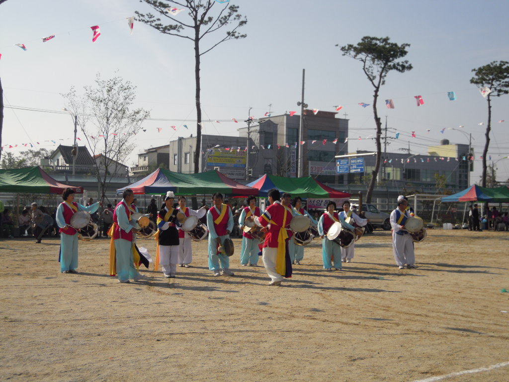 제3회 팔봉동민의 날 행사에 참여한 풍물교실 공연1