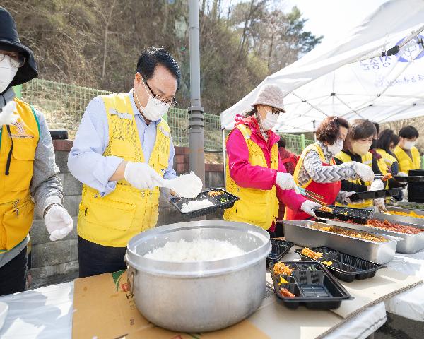 산불피해 현장 익산시 사랑의 밥차 급식 봉사