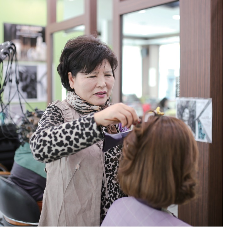 시청안내 > 부서소개 > 문화관광산업과 > 문화관광산업과 자료실 | [책]그때 그 시절 영정통 사람들_익산 멋쟁이들의 집합소 조이미용실 글보기